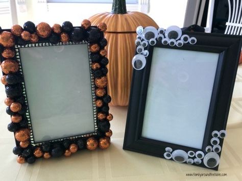 Halloween Frames Diy, Diy Halloween Picture Frames, Frame Decoration Ideas, Diy Halloween Pictures, Picture Frames Diy, Fall Picture Frame, Halloween Photo Frames, Halloween Picture Frames, Family Around The Table