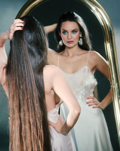 Crystal Gayle Hair, 70s Singers, Looking In Mirror, Crystal Gayle, Pictures Of Crystals, Chrissie Hynde, Baby Boomers Generation, Youth Culture, Long Hair Girl