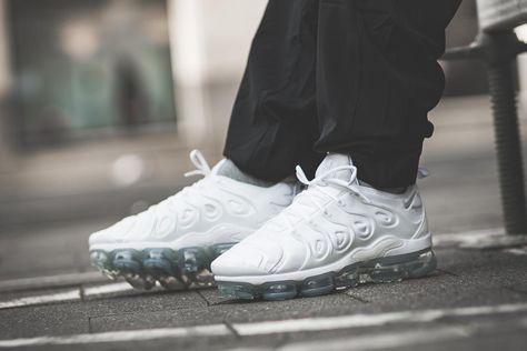 On-Foot: Nike Air Vapormax Plus "White" - EUKicks.com Sneaker Magazine White Vapormax Outfit, White Outfit Men, Nike Vapormax Plus, Nike Air Max 98, Air Vapormax Plus, Vapor Max, Nike Air Vapormax Plus, Curvy Petite Fashion, Nike Vapormax