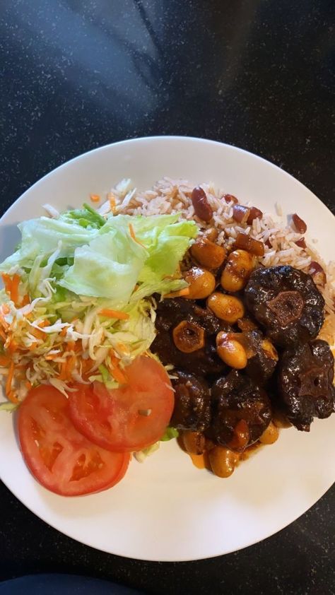 Oxtail And Rice, Jamaican Oxtail, Jamaican Dishes, Soul Food Dinner, Jamaican Food, Rice And Peas, Cooking Recipes Healthy, Food Crush, Caribbean Food