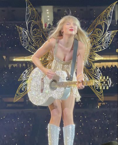 Fairy Taylor Swift, Taylor Swift Fairy Wings, Taylor Swift Fairy, Taylor Swift Fotos, Fearless Era, Altoids Tins, Taylor Swift Fearless, Swift Photo, Fairy Wings