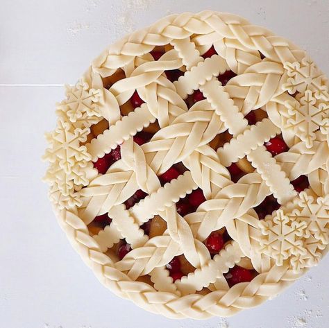 Elegant Christmas Pie Crust Designs - AllSpice Blog Christmas Pie Crust Designs, Christmas Pie Crust, Amazing Pies, Braided Pie Crust, Creative Pie Crust, Crust Designs, Creative Pies, Mud Cake Recipes, Pie Crust Designs