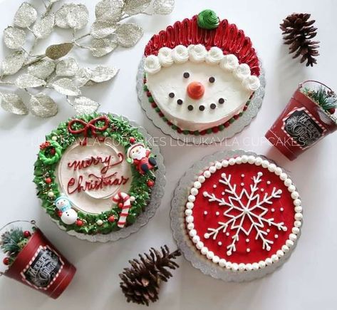 Christmas Cupcake Aesthetic, Birthday Cake For Christmas, Bento Christmas Cake Design, Christmas Mini Cakes Decorating, Tiny Christmas Cakes, Christmas Cakes Aesthetic, Mini Christmas Cake Decorating Ideas, Christmas Bento Cake Ideas, Christmas Mini Cake Designs