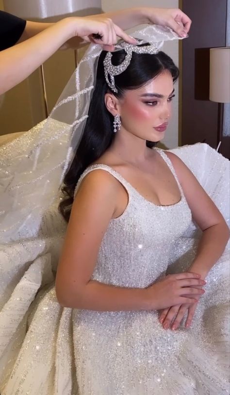 Middle Eastern Wedding Makeup, Arab Bride, Middle Eastern Wedding, Chic Closet, Moorish Architecture, Wedding Hair Up, Makeup Glam, Old Fashion Dresses, Bridal Makeup Looks