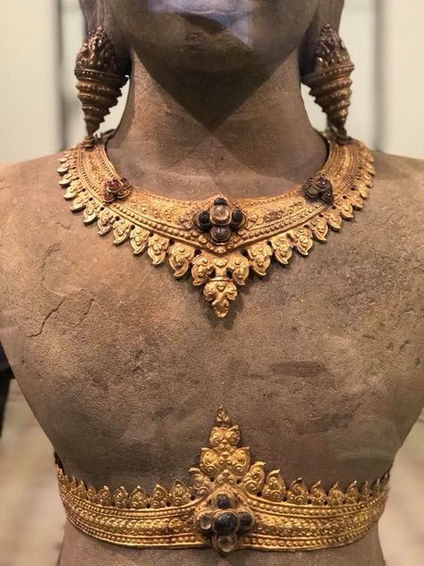 Khmer Angkor, Jewelry Exhibition, Gold Crowns, Maharashtrian Jewellery, Cambodian Art, Ancient Jewels, Sculpting Tutorials, Khmer Empire, Hindu Culture