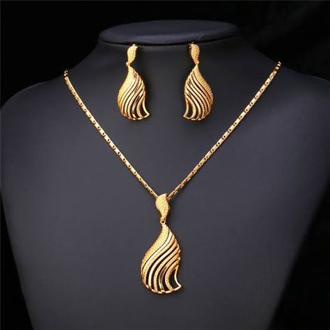 Gold Jewelry Simple Necklace, Simple Chain, Gold Pendant Jewelry, Gold Jewelry Sets, Pearl Jewelry Necklace, Gold Jewelry Simple, Gold Fashion Necklace, Initial Necklace Gold, Gold Jewelry Necklace