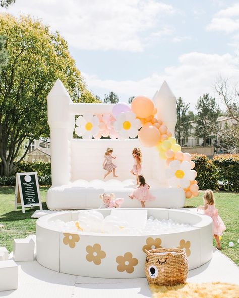 ....I’m around lots of parties....I’ve never seen a disappointed child around a ball pit and bounce house combo 🙋🏻‍♀️😂 it’s always a hit!!!… Wildflower Birthday Party, White Bounce House, Hippie Birthday, Daisy Party, Friday Love, Gilmore Girl, Instagram Party, Princess Theme, Bday Girl