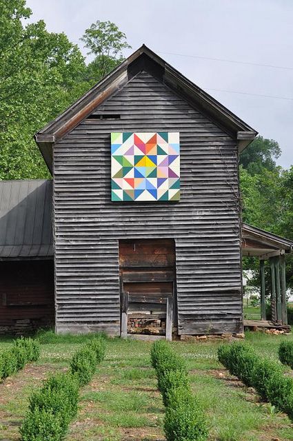 Old House, Yancey County, North Carolina | Flickr - Photo Sharing! Amische Quilts, Carolina Do Norte, Painted Barn Quilts, Country Barns, Barn Quilt Designs, Quilt Modernen, Barn Art, Barn Quilt Patterns, Casa Exterior