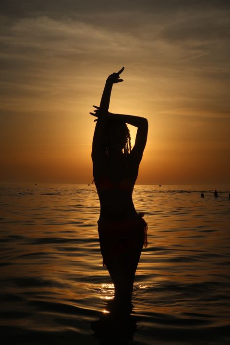 beach ig idea baddie Sunrise Beach Pictures Photo Ideas, Beach Silhouette, Inspo Poses, Inspirational Phone Wallpaper, Thailand Photos, Frutiger Aero, Beach Picture, Love Run, Beach Shoot