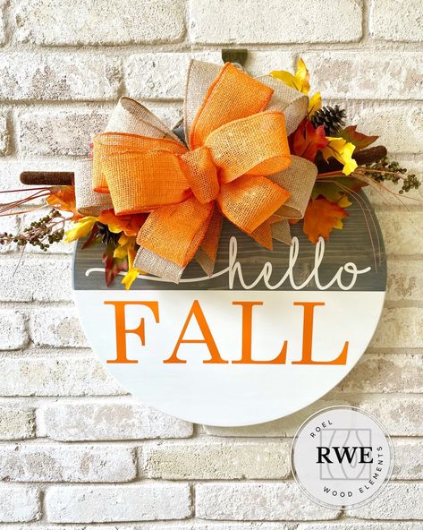 Fall in love with this wood round door hanger. It is the perfect simplicity of Fall your front door deserves!  Details: - Approximately 17.75 inches in diameter, 1 inch thick - Weathered Gray stain with painted design   - D hooks hold ribbon in back of sign for hanging on a door * All bows are made with wired ribbon for easy fluffing upon delivery.  Although we make every attempt to create an exact duplicate of the bow arrangement on the listing, appearance my vary depending on the ribbon designs and greenery in season at the time. Every piece is made to order. What's so great about handmade items, is that each piece is completely unique! Due to the nature of wood, including grain markings (knots and sap lines) your piece may vary from the sample pictures.  Every attempt will be made to ca Thanksgiving Door Hangers, Fall Wooden Door Hangers, Cricut Tricks, Weathered Gray Stain, Weathered Grey Stain, Fall Door Decor, Welcome Signs Front Door, Fall Porch Decor, Gray Stain