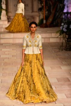 Long Blouse Designs, Lehnga Dress, Lehenga Blouse Designs, Choli Designs, Salwar Kamiz, Indian Gowns Dresses, Vogue India, Lehenga Blouse, Stylish Blouse Design