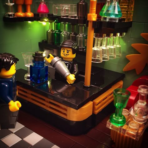 Lego Bar, Lego House Ideas Furniture, Lego Town Ideas, Lego Master Builder, Lego Hotel, Lego Moc Ideas, Lego House Ideas, Lego Village, Lego Machines