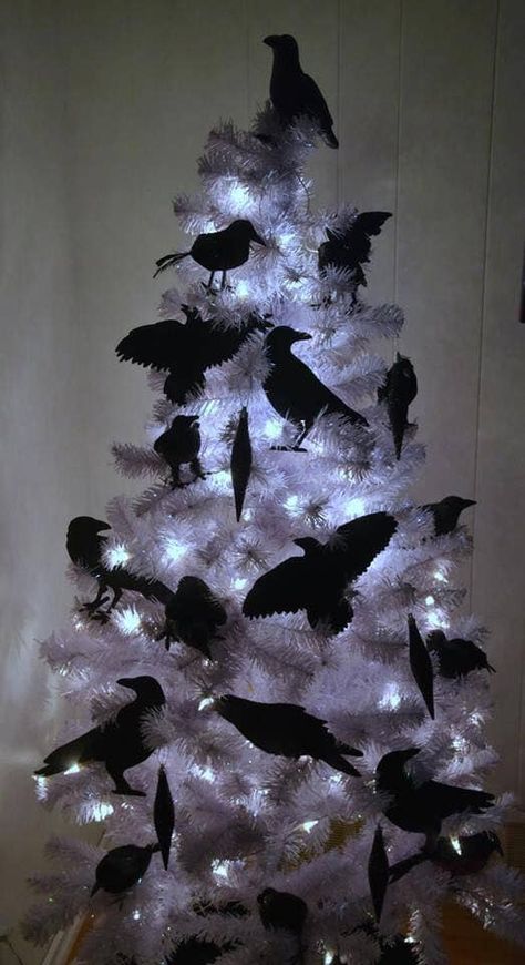 Christmas tree with crows Black Christmas Tree Decorations, Halloween Christmas Tree, Scary Christmas, Creepy Christmas, Black Birds, Dark Christmas, A White Christmas, Black Christmas Trees, White Christmas Decor