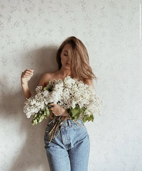 Woman Holding Flowers, Shooting Photo Studio, Express Emotions, Studio Photoshoot Ideas, Valentine Photo Shoot, Beautiful Photoshoot Ideas, Flower Photoshoot, Spring Photoshoot, The Language Of Flowers