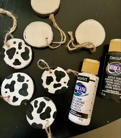 Cow Print Christmas Ornaments, Diy Cow Christmas Ornaments, Cow Print Christmas Tree Ideas, Cow Print Crafts, Cow Ornaments Diy, Cow Print Ornaments, Cow Print Diy, Cow Print Christmas Tree, Diy Cow Print