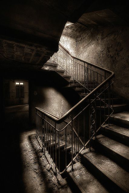 Foto Scale, Abandoned Mansion For Sale, رعب نفسي, Abandoned Mansions, Stairway To Heaven, Dark Places, Dark Photography, Abandoned Places, Horror Art