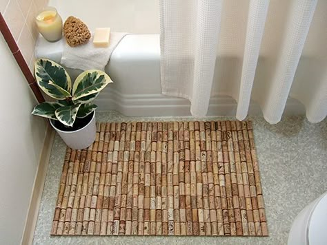 Wine Cork Bath Mat: 175 corks, shelf liner and hot glue. AWESOME. Could be a wall hanging. Could be placemats. Wine Cork Projects, Wine Cork Diy, Eco Crafts, Cork Projects, Wine Bottle Corks, Cork Diy, Cork Art, Dekor Diy, Wine Cork Crafts