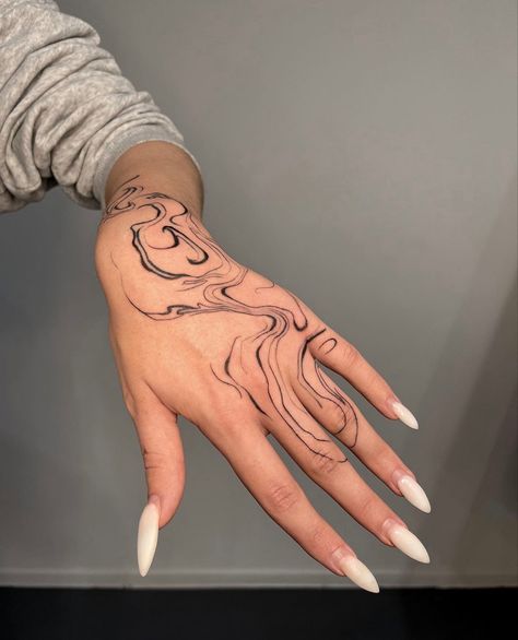 Line Abstract Tattoo, Swirly Tattoo, Flow Tattoo, Tattoo Main, Abstract Tattoo Ideas, Hand And Finger Tattoos, Filmy Vintage, Line Abstract, Forarm Tattoos