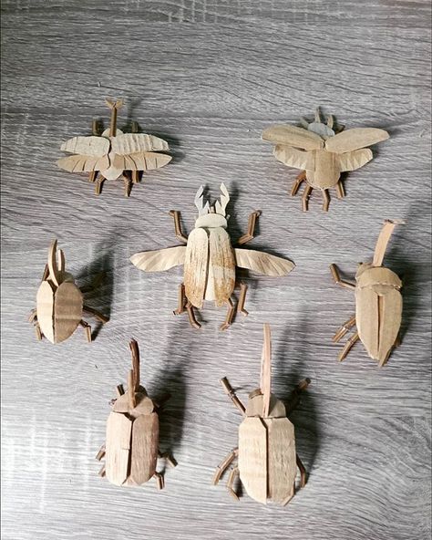 Cardboard Insects, Insect Art Projects, Carton Diy, Cardboard Sculpture, Kids Crafting, Kids Art Class, Elementary Art Projects, Cardboard Art, Insect Art