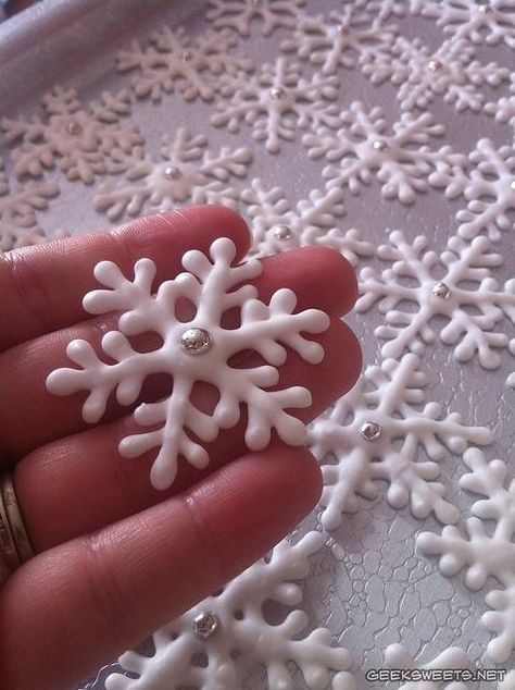 Chocolate blanco congelado en forma de copos de nieve Chocolate Snowflakes, White Chocolate Snowflakes, 2010 Christmas, Cupcakes Christmas, Torte Cupcake, Frozen Cake, Frozen Birthday Party, Cupcake Cake, Christmas Cupcakes