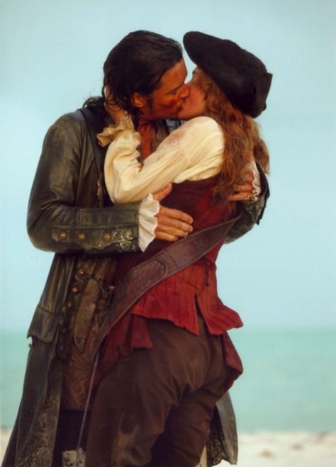 Keira Knightley and Orlando Bloom in Pirates of the Caribbean: Dead Man's Chest (2006). Elisabeth Swan, Will And Elizabeth, Movie Kisses, Kaptan Jack Sparrow, Elizabeth Swann, Keira Knightly, William Turner, Captain Jack Sparrow, Davy Jones