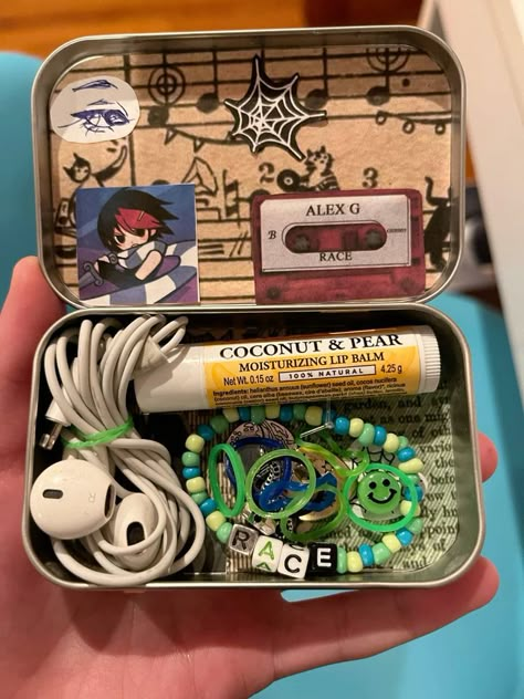 Alex G + Scott Pilgrim || this too so long for no reason Scott Pilgrim Room Decor, Alex G Style, Art Bag Aesthetic, Scott Pilgrim Aesthetic, Altoids Wallets, Altoid Wallet, Altoids Wallet, Tin Wallet, Wallet Inspiration