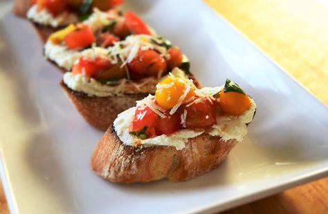 Bruschetta With Goat Cheese, Tomato Basil Bruschetta, Tomato Bruschetta Recipe, Bruschetta Appetizer, Summer Appetizers, Goat Cheese Crostini, Goat Cheese Appetizer, Cheese And Tomato, Tomato Bruschetta