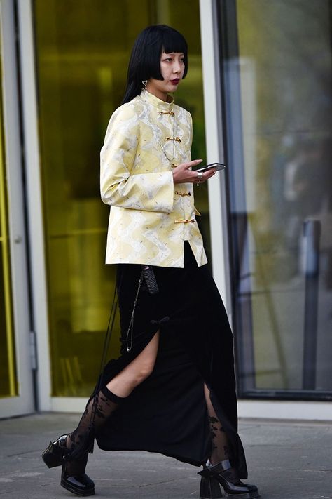 Shanghai Fashion Week FW21 Street Style Looks | HYPEBEAST Qipao Street Style, Traditional Chinese Street Fashion, Chinese Jacket Street Style, Chinese Look Fashion, New Chinese Style Fashion, Cheongsam Street Style, Chinese Style Outfit, Chinese Inspired Fashion, Vietnamese Street Fashion