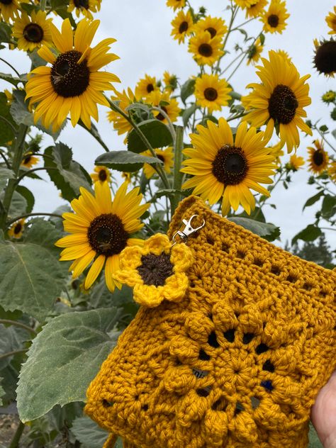 Yellow Crochet Aesthetic, Yellow Crochet Projects, Aesthetic Sunflower, Sunflower Bag, Creative Vision Boards, Bags Crochet, Vision Board Images, Flowers Handmade, Silk Ribbon Embroidery