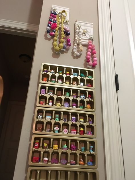 Need Shopkins or other small figurine storage? Just take ice cube trays (2 for $1 at Dollar Tree), spray paint for plastic and voila! Attach to the wall with screws (used here) or command strips! Super easy! By MLau Shopkins Storage, Toy Organization Ideas, Spray Paint Plastic, Toy Room Organization, Baby Toy Storage, Toy Storage Solutions, Toys Storage, Lego Storage, Small Figurines