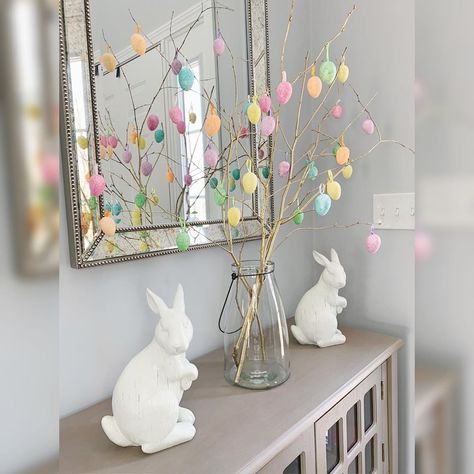 Easter Apartment Decor, Easter Decor Bedroom, Cute Easter Decor, Classic Easter Decor, Easter Decorations Indoor, Easter Decor Living Room, Easter Living Room Decorations, Easter Decorations Aesthetic, Hanging Easter Decorations