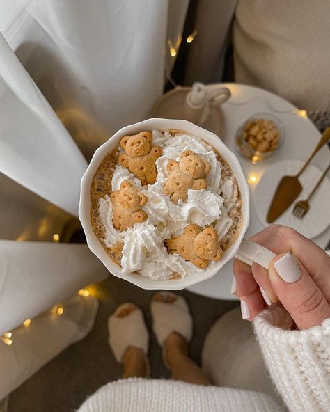 Weather Aesthetic, Breakfast Photography, Pastel Cupcakes, Photos Winter, Cosy Christmas, Christmas Feeling, Christmas Inspo, Christmas Mood, Winter Aesthetic