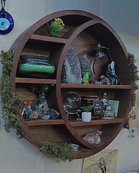 Room decor, shelf, cottagecore, moss, florals, crystals, spiritual, lamp, spirited away, shelf inspo Witch Aesthetic Shelf, Cottagecore Shelf, Witchy Shelves, Cottagecore Lamp, Cottagecore Shelf Decor, Witch Aesthetic Shelves, Cottagecore Shelves, Goblincore Room Decor, Crystal Shelf