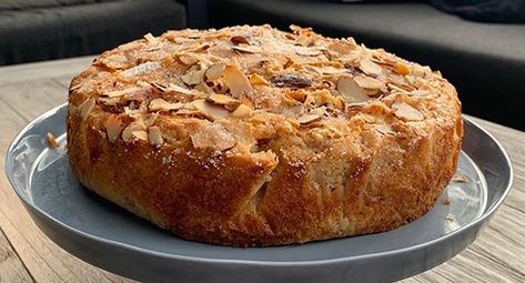 Make use of your fresh homegrown feijoas and whip up this delicious feijoa and coconut desert cake, courtesy of Cass from the Tui Team. Feijoa Cake Recipe, Pear Coffee Cake Recipe, Pear Coffee Cake, Streusel Cake, Pear Cake, Sour Cream Coffee Cake, Sour Cream Recipes, Sour Cream Cake, Pear Recipes