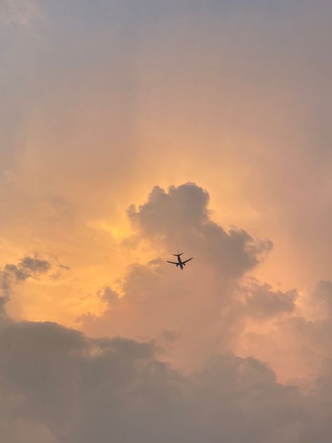 #sky #sunset #airplane Sunset Airplane, Airplane Sunset, Mint Aesthetic, Sky Images, Sky Sunset, Cover Artwork, Sky Art, Sunset Sky, Glam Dresses