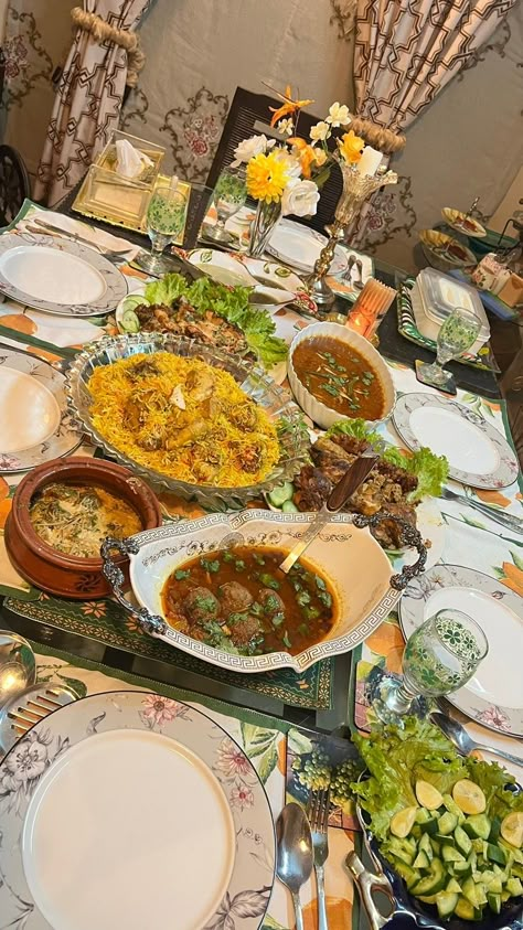 Indian Feast Table, Indian Dinner Party Table, Indian Food Table Setting, Pakistani Dinner Table, Pakistani Dawat Table, Dawat Snaps, Dawat Table, Desi Food Snapchat, Indian Feast