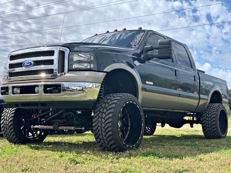 My 2005 f250 on 24x14s wrapped in 35x13.50r24 Amp MT’s follow me on instagram @lifted99ford150 6.0 Powerstroke, Ford F250 Diesel, Body Suspension, Truck Builds, Ford Super Duty Trucks, Diesel Trucks Ford, American Pickup Trucks, Ford Diesel, Ford Trucks F150