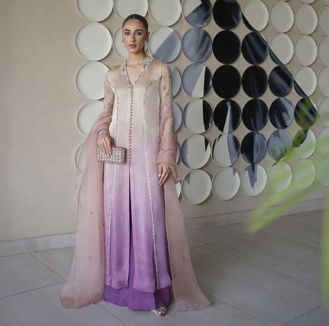 Ombre Pakistani Dress, Saree Suit Design, Suit Design Ideas, Punjabi Outfits, Desi Outfits, Linen Bottoms, Best Friends Shoot, Simple Pakistani Dresses, Designer Dresses Casual