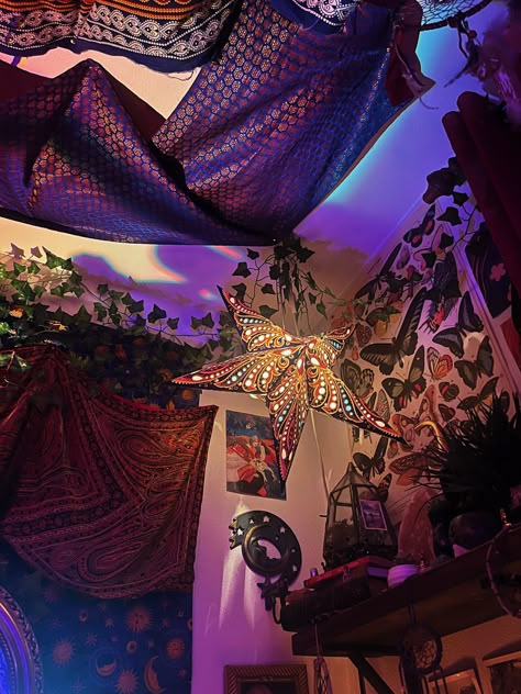 Room inspiration boho vibes vibey interior design style hippie bohemian decor decoration aesthetic design grunge teen room dream room 2023 plants mosaic lamp salt lamp crystals maximalist books clutter core Knick knacks bottles camera chill 90s Whimsigoth Room, Whimsigoth Decor Bedroom, Whimsi Goth Bedroom, Whimsigoth Dorm Room, Gypsycore Room, Whimsigoth Tapestry, Whimsigoth Bedroom 90s, Whimsigoth Decor Aesthetic, Whimsigoth Room Decor