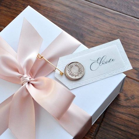 Looking for personalized bridesmaid gifts? These elegant custom-made bridesmaid proposal boxes are perfect for your loved ones! #bridesmaids #proposal #proposalbox #personalizedgift #wedzee #shopwedzee #weddinggifts #bridalgifts #bridesmaidgift #weddingshopping Bridal Party Gift Bag, Box Bridesmaid, Bridesmaid Gift Bags, Bridesmaid Boxes, Wedding Gift Tags, Bridesmaid Bags, Bridesmaid Gift Boxes, Bridesmaid Box, Gift Packing