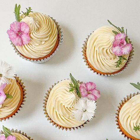 Cakes by Sarah on Instagram: "Vanilla cupcakes decorated with organic edible flowers 🌸" Cupcakes With Real Flowers On Top, Cupcake With Flowers On Top, Real Flower Cupcakes, Cupcakes With Fresh Flowers, Cupcakes With Edible Flowers, Wildflower Cupcakes, Diy Flower Cupcakes, Cupcakes With Flowers, Grad Cupcakes