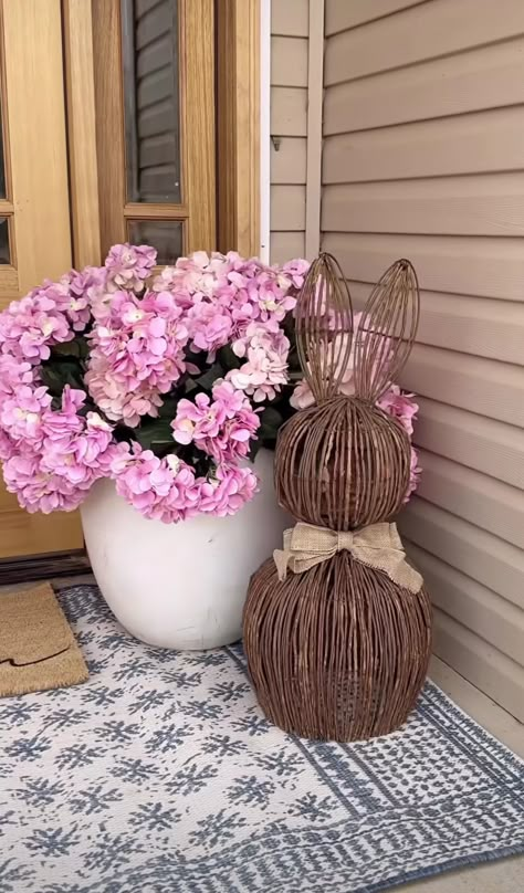 Easter Decorations Living Room, Front Porch Easter Decor, Easter Front Porch Decor, Easter Home Decor Ideas, Easter Porch, Easter Decoration Ideas, Decoration Vitrine, Spring Decor Ideas, Easter 2023