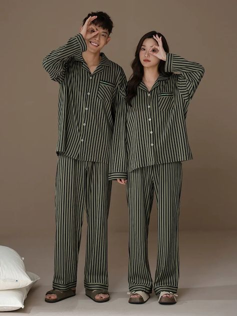 Matching Pyjamas Couple, Green Pajama Set, Christmas Morning Outfit, Cozy Christmas Outfit, Holiday Loungewear, Striped Pajama Set, Men Pajamas, Pajamas Aesthetic, Cozy Winter Fashion