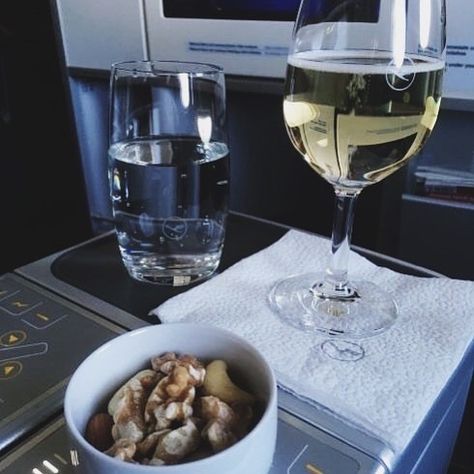 Flight Fake Story, Billionaire Gang, Drinks Snapchat, First Class Flight, Jet Interior, Private Jet Interior, Airline Food, Mens Luxury Lifestyle, Alcholic Drinks