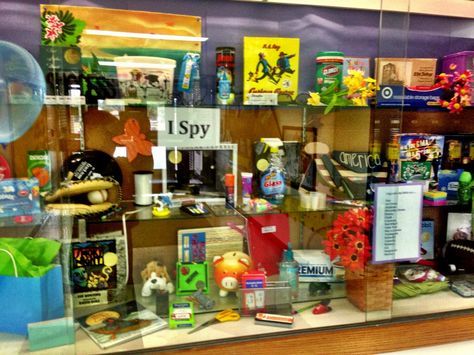 Kids Book Display, Back To School Displays, Teaching Art Elementary, Library Decorations, School Display, Children's Library, Showcase Cabinet, Library Book Displays, Boards Ideas