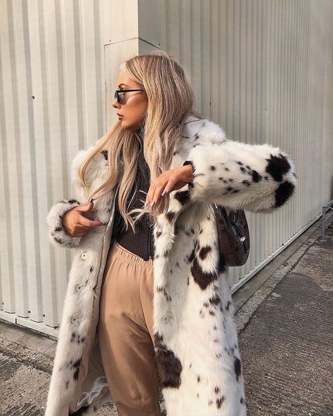 Double Breasted Coat Women, Prettiest Celebrities, Pretty Females, Tennis Fashion, Next Fashion, Cardigan Outfits, Inspiration Mode, Looks Style, Winter Looks