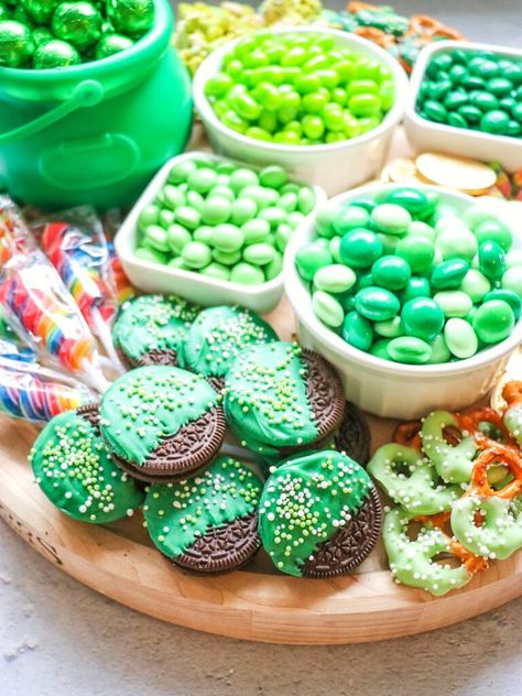 Today I’m sharing a St. Patrick’s Day Snack Board full of fun St. Patrick’s Day treats for kids. If you’re searching for kid-friendly St. Patrick’s Day snacks and food ideas, you can’t go wrong with this one! Feel free to customize it with your other favorite St. Patrick’s Day treats for kids, different green or rainbow candies, or even green fruits and veggies. Click or visit FabEveryday.com for all the details, and be sure to pin this one for later. Green Candy Charcuterie Board, Green Christmas Treats, Slytherin Snack Ideas, Green Picnic Food, Green Board Food, Green Platter Ideas, Colour Food Board Party Green, Green Food And Drinks, Green Food Tray Ideas