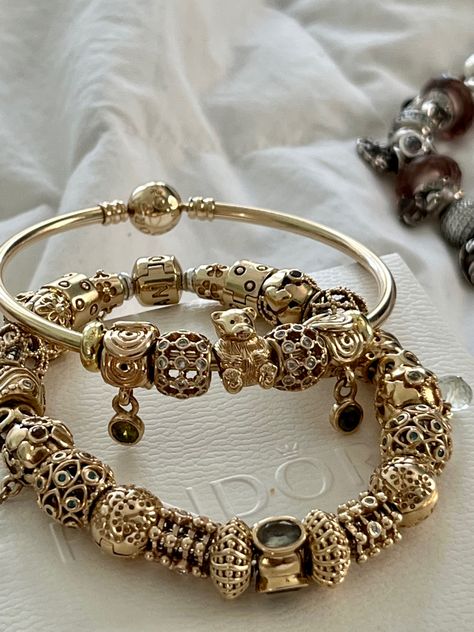 Pandora Gold Bracelet Ideas, Pandora Bracelet Aesthetic Gold, Gold Charm Bracelet Pandora, Pandora Bracelet Silver And Gold, Pandora Gold Bracelet, Gold Silver Pandora Bracelet, Gold Pandora Bracelet, Gold Pandora, Capsule Wardrobe Jewelry