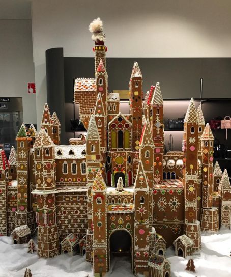 Cool Gingerbread Houses Ideas, Disney Castle Gingerbread House, Christmas Castle Decoration, Gingerbread Castle Ideas, Elaborate Gingerbread Houses, Gingerbread Castle Template, Ginger Bread Castle, Christmas Castles, Gingerbread Structures