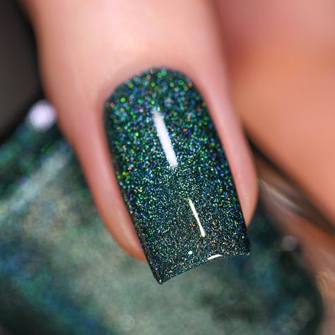 Park Ave is a deep jade green Ultra Holo™ nail polish. Radiating with jewel-like shine and shimmer, the deep viridian base of Park Ave houses an incredible sparkle! Packed with an array of holographic flakes, Park Ave flaunts an endless traffic of brilliance. The stunning jewel tone base is the perfect accessory to complement your fall wardrobe! Park Ave is part of the Manhattan Collection, a 6-piece assortment of Ultra Holo™ shades sure to make the perfect accessory for the season. Thoughtfully Hunter Green Sparkle Nails, Hunter Green Gel Polish, Emerald Green Glitter Nails, Sparkly Green Nails, Dark Teal Nails Designs, In Your Face, Holo Nails, Green Nail Polish, Holographic Nail Polish